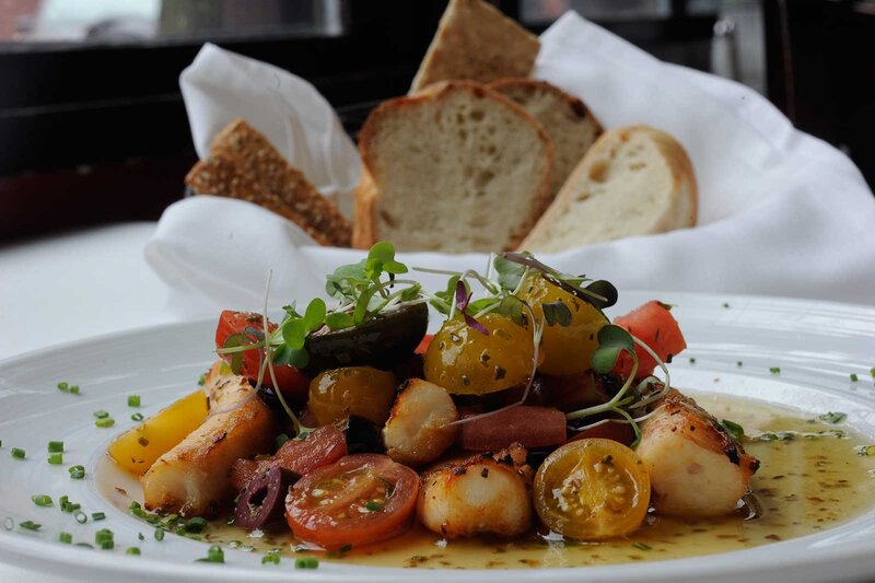 Sauteed vegetables with basket of bread